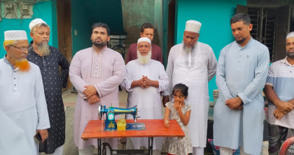 রায়পুরে মাদকাসক্তের ছুরিকাঘাতে নিহত সোহেলের স্ত্রীকে জামায়াতের সেলাই মেশিন উপহার