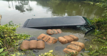 পুলিশের ধাওয়ায় পুকুরে গাঁজাভর্তি মাইক্রোবাস: উদ্ধার ২৫২ কেজি গাঁজা