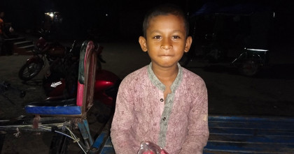 মধ্যরাতে স্টেশনে শিশু, আশ্রয় দিতে প্রশাসনের গড়িমাশি