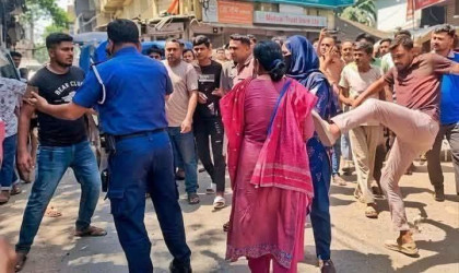পুলিশের উপস্থিতিতে নারী উদ্যোক্তাকে লাথি, ভিডিও ভাইরাল