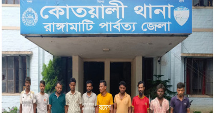 রাঙামাটিতে পুলিশের বিশেষ অভিযান: দাঙ্গাবাজ ও পলাতক আসামিসহ গ্রেপ্তার ১১
