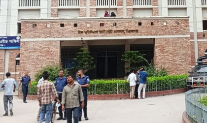 পুলিশকে ধাক্কা দিয়ে হাজত থেকে লাফিয়ে পালাল আসামি