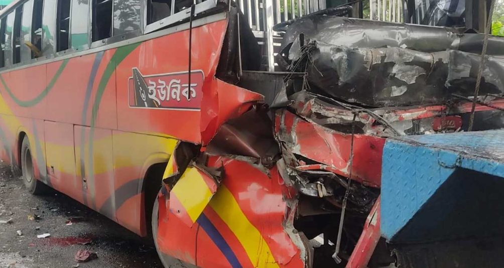 ফেনীতে বাস-কাভার্ডভ্যান সংঘর্ষে চালকসহ তিনজন নিহত