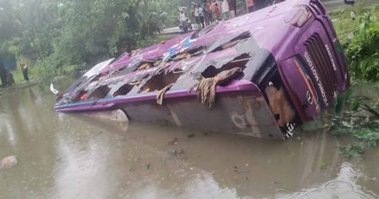 কলাপাড়ায় ডাবল ডেকার বাস খাদে পড়ে আহত ১৫