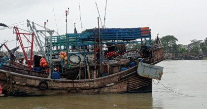 গভীর সমুদ্রে জেলেদের ট্রলারে জলদস্যুর হানা, মাছ-জাল লুটের অভিযোগ