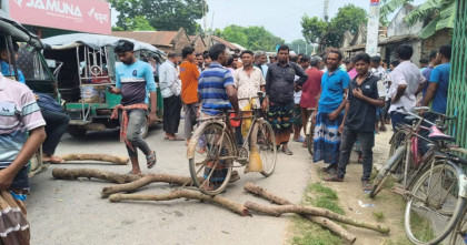 সারের দাবিতে শৈলকুপায় সড়ক অবরোধ করে কৃষকদের বিক্ষোভ