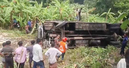 গোপালগঞ্জে বাস খাদে পড়ে নিহত ৩, আহত অন্তত ৩০