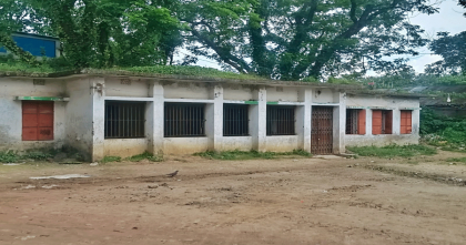 নওগাঁয় এক যুগ অন্ধকারে ইসবপুর ইউনিয়ন স্বাস্থ্যকেন্দ্র, ঝুঁকিপূর্ণ ভবনেই চলছে চিকিৎসাসেবা
