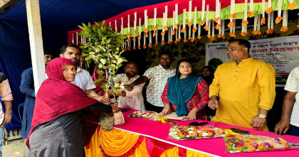 কালুখালীতে আইডিয়াল ফাউন্ডেশন ও একুশে উন্নয়ন সংস্থার উদ্যোগে গাছের চারা বিতরণ