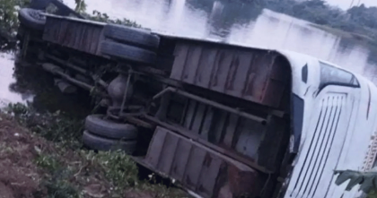 মেডিকেল শিক্ষার্থীবাহী বাস উল্টে খাদে, আহত ২০