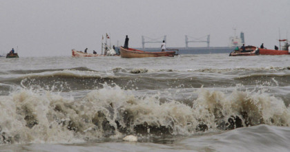 বঙ্গোপসাগরে লঘুচাপ, বন্দরে তিন নম্বর সতর্কতা