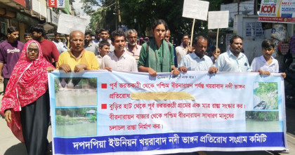 ঝালকাঠিতে খয়রাবাদ নদীভাঙনে আতঙ্ক, স্থায়ী প্রতিরোধের দাবি ডা. মনীষা চক্রবর্তীর