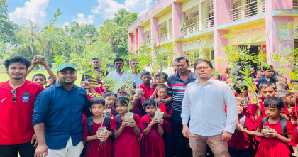 বাগেরহাটে শিক্ষার্থীদের মাঝে ফলজ, বনজ ও ঔষধি গাছ বিতরণ