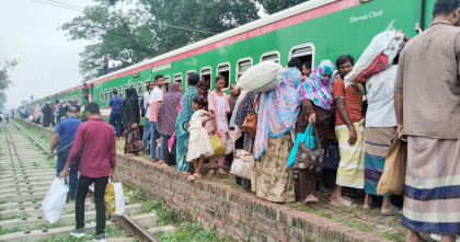জয়পুরহাটে রেলস্টেশনে যাত্রী ছাউনী না থাকায় রোদ-বৃষ্টিতে চরম দুর্ভোগ যাত্রীরা