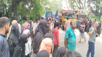 মাদ্রাসার সামনে পরিবহনের ধাক্কায় শিক্ষিকা নিহত, মহাসড়ক অবরোধ 