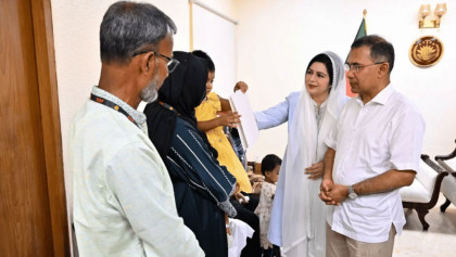 প্রধানমন্ত্রীর সঙ্গে শহীদ সেনাসদস্যদের পরিবারের সাক্ষাৎ