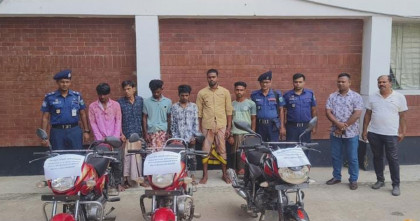 চাঁপাইনবাবগঞ্জে আন্তঃজেলা চোর চক্রের ছয় সদস্য গ্রেপ্তার: তিন মোটরসাইকেল উদ্ধার