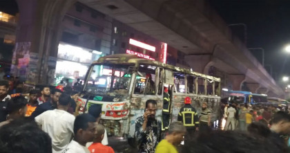 রাজধানীর মিরপুর-১১ নম্বরে চলন্ত বাসে আগুন 