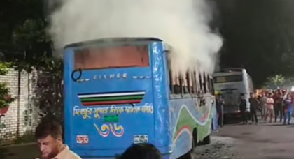 ঢাকার বিভিন্ন স্থানে ককটেল বিস্ফোরণের পর কাফরুলে বাসে আগুন