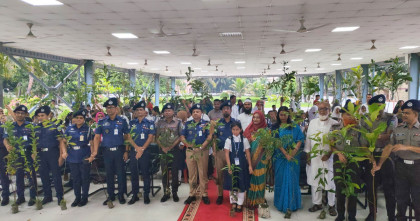 শিক্ষার্থীদের হাতে গাছের চারা, সবুজায়নের আহ্বান ডিআইজি জাহিদুল হাসানের