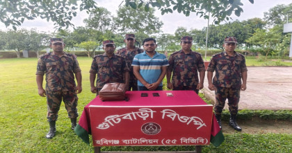 ভারতে প্রবেশের চেষ্টা, নির্বাচন অফিসের কর্মচারী আটক
