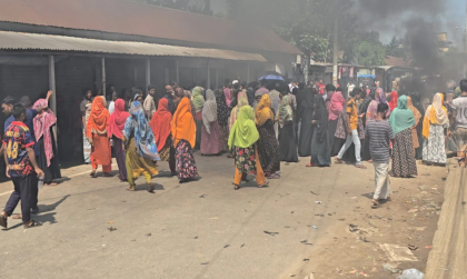 বকেয়া বেতনের দাবিতে কোনাবাড়ীতে গার্মেন্টস শ্রমিকদের বিক্ষোভ