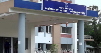 বাউফলে স্কুলশিক্ষার্থীদের দুপক্ষের দ্বন্দ্বের জেরে প্রধান শিক্ষককে মারধর, আটক দুই 