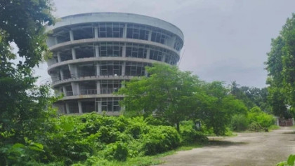 ৭০ কোটি টাকার আইটি সেন্টারে শেয়ালের বসতি!