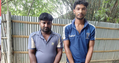 চাঁপাইনবাবগঞ্জে শিবগঞ্জে বিদেশি পিস্তল, ম্যাগাজিন ও গুলিসহ গ্রেপ্তার দুই 