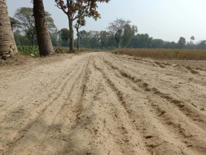 বর্ষায় কাদা, শুষ্ক মৌসুমে ধুলা; নওগাঁয় সড়ক দুর্ভোগে এলাকাবাসী