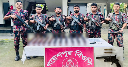জীবননগর সিমান্তে ৭৮ বোতল এসকাপ সিরাপ ও দেশীয় পিস্তলসহ দুই রাউন্ড গুলি উদ্ধার