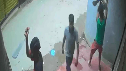 আদাবরে বাড়িতে চাপাতি নিয়ে হামলা, গুলিবিদ্ধ ২