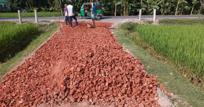 বগুড়ায় নিম্নমানের খোয়া দিয়ে চলছে সড়ক উন্নয়ন কাজ; স্থানীয় বাসিন্দাদের ক্ষোভ