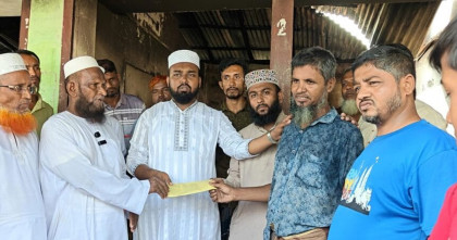 বাউফলে অগ্নিকাণ্ডে ক্ষতিগ্রস্ত ছয় ব্যবসায়ীর পাশে ড. শফিকুল ইসলাম মাসুদ 