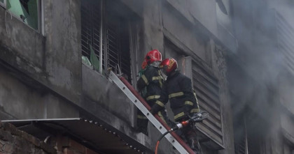 গাজীপুরে পোশাক কারখানায় চার ঘণ্টা পর আগুন নিয়ন্ত্রণে  