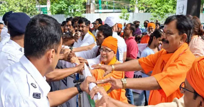 চিন্ময় দাসের মুক্তির দাবিতে কলকাতায় বাংলাদেশ মিশন ঘেরাও করার চেষ্টা