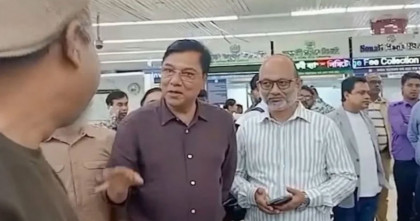 শাহজালাল বিমানবন্দর পরিদর্শনে বিমানমন্ত্রী, ট্রলি বাড়ানোর নির্দেশ