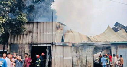 গাজীপুরে প্লাস্টিকের ভাঙারি গোডাউনে ভয়াবহ আগুন, সড়কে দীর্ঘ যানজট