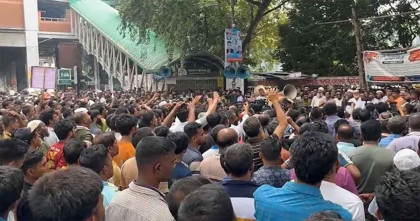 অটোরিকশা চালকদের বিক্ষোভে প্রেসক্লাবের সামনের সড়ক অবরোধ