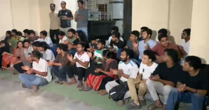 সাংবাদিকদের ওপর হামলার প্রতিবাদে রাবি প্রশাসনিক ভবন ঘেরাও
