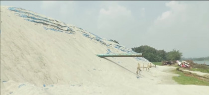 সিরাজগঞ্জে বাঁধ ও আবাসিক এলাকায় অবৈধ বালু মজুদের অভিযোগ