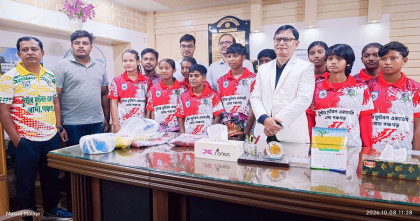 পঞ্চগড়ে ফুটবল একাডেমিতে খেলার সামগ্রী বিতরণ