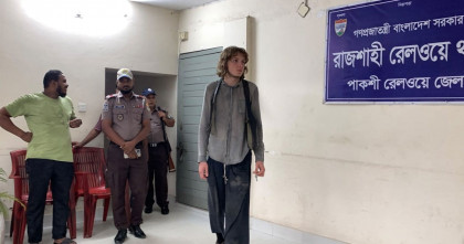 জার্মান পর্যটক ক্রিল ল্যান্ডার চুরি হওয়া ল্যাপটপের খোঁজে রাজশাহীতে