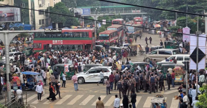প্রশ্ন ফাঁসের অভিযোগে পরীক্ষা স্থগিত, ঢাকায় সড়ক অবরোধে পরীক্ষার্থীরা