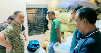 বেনাপোল বন্দর থেকে শুল্ক ফাঁকি দেয়া দুই ট্রাক পন্য আটক 