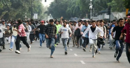 দিল্লিতে আটক তিন হাজার বিক্ষোভকারী মুক্ত, হেফাজতে অভিজিৎ-ধ্রুবসহ চারজন