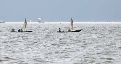 প্রশাসনকে তোয়াক্কা না করে পায়রায় চলছে মা ইলিশ শিকারের মহোৎসব 