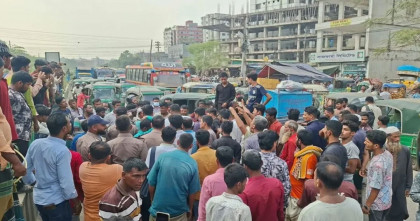 মোহাম্মদপুরে অটোরিকশাচালকদের অবরোধ, তীব্র যানজট