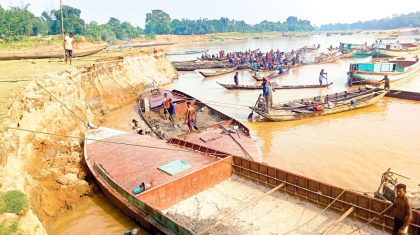 সুনামগঞ্জের তিন নদীতে অবৈধ বালু উত্তোলন, হুমকিতে জনপদ