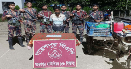 জীবননগর  সীমান্তে চার পিস স্বর্ণের বারসহ চোরাকারবারি আটক, ভ্যান জব্দ